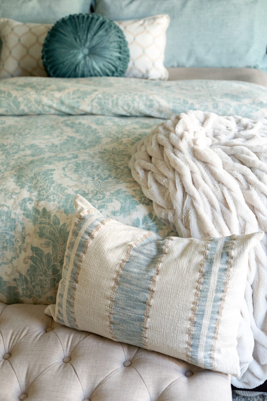 Bed Accent Pillows And Blanket